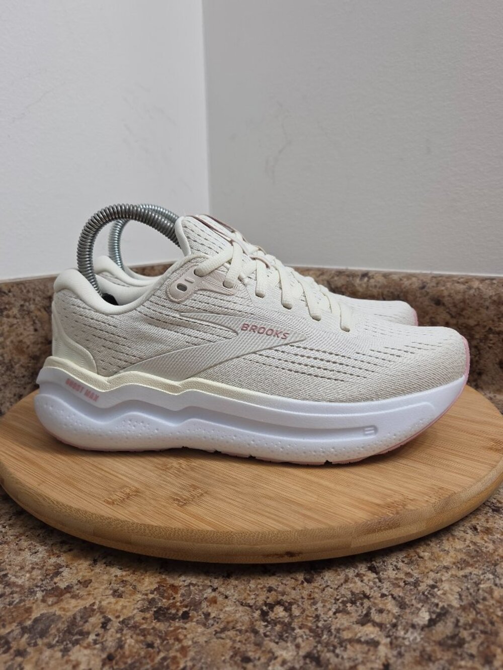 Brooks Ghost Max 2 Womens White Running Shoes Sneakers Size 7